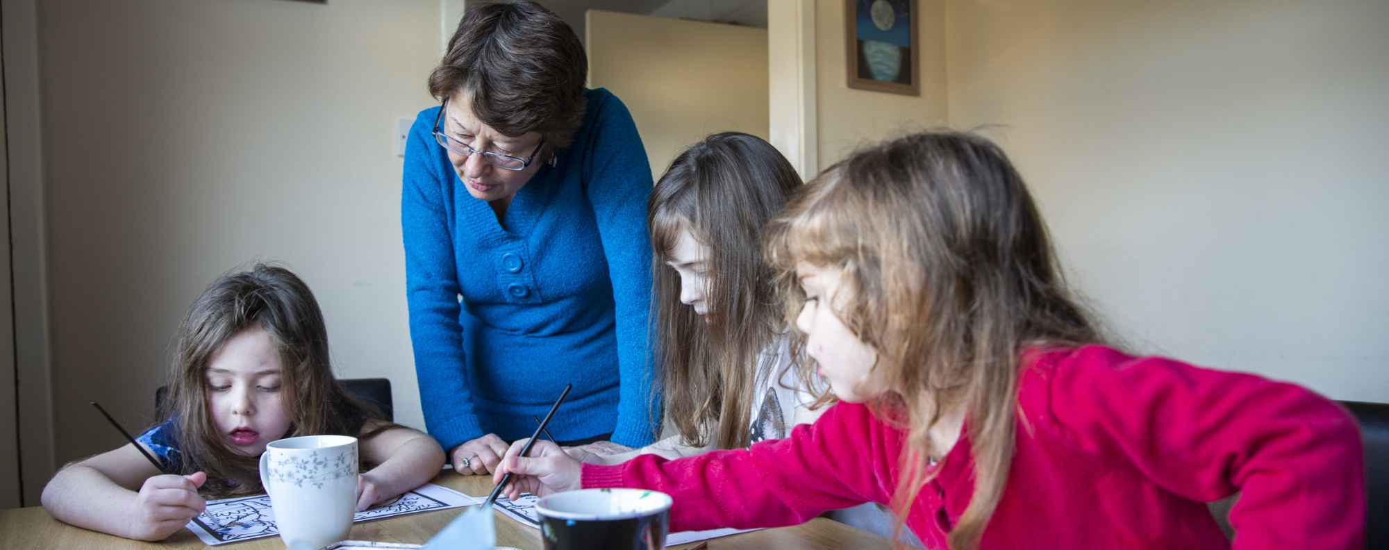 Maria receives support from a Homestart volunteer Michele with her 4 childrren. Ashford, Kent. United Kingdom. (Picture © Andy Aitchison / HomeStartUK)